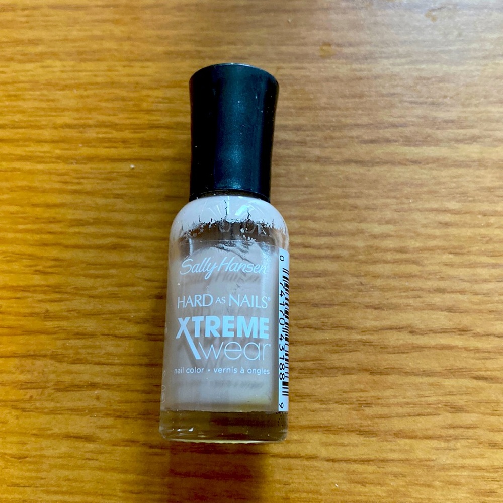 Sally Hansen: Xtreme Wear Colors 149 (Bare Hug) & 322 (Dabbler)